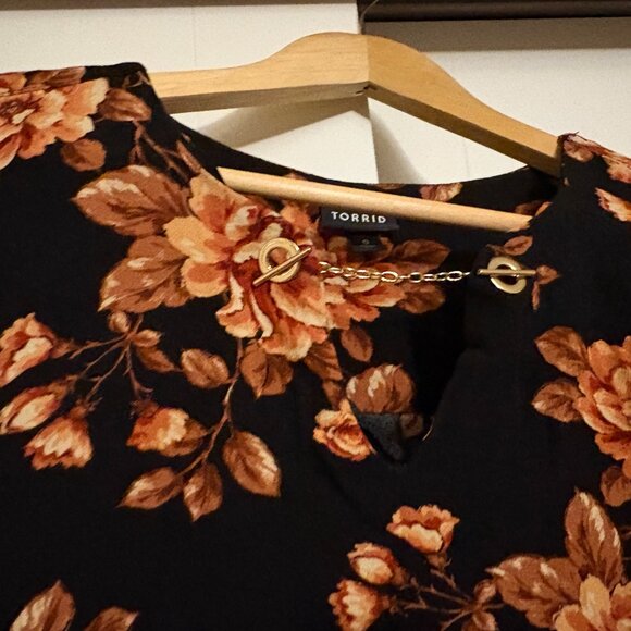 Torrid Crepe Chain Detail Blouse Torrid Size 0 US Size Large Black Floral Print - Picture 2 of 3